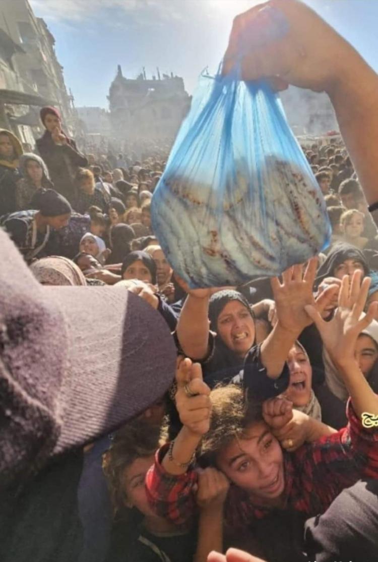 مواطنون في غزة خلال محاولة الحصول على خبز