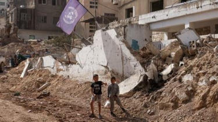 طفلان يمران بجوار مكان دمره الطيران الحربي الإسرائيلي