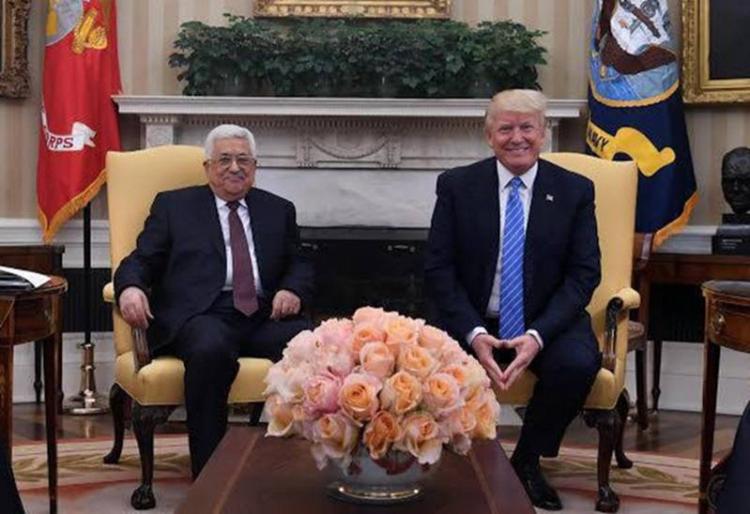 الرئيس الفلسطيني محمود عباس والرئيس الأميركي المنتخب دونالد ترمب خلال لقاء سابق في البيت الأبيض