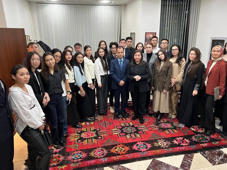 السفير منتصر أبو زيد مع طلاب الجامعة