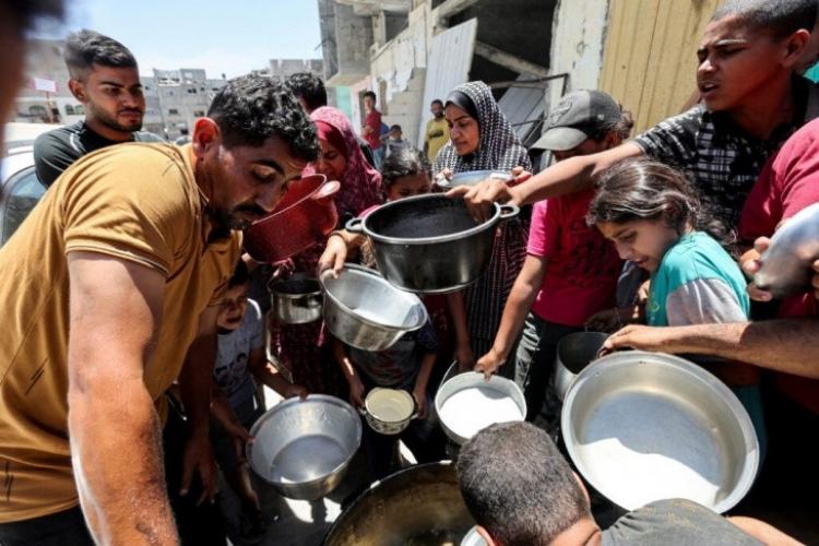 مواطنون يحاولون الحصول على طعام