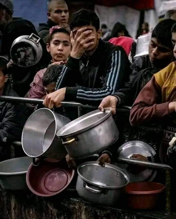 أطفال من قطاع غزة يمتظرون الحصول على وجبة طعام