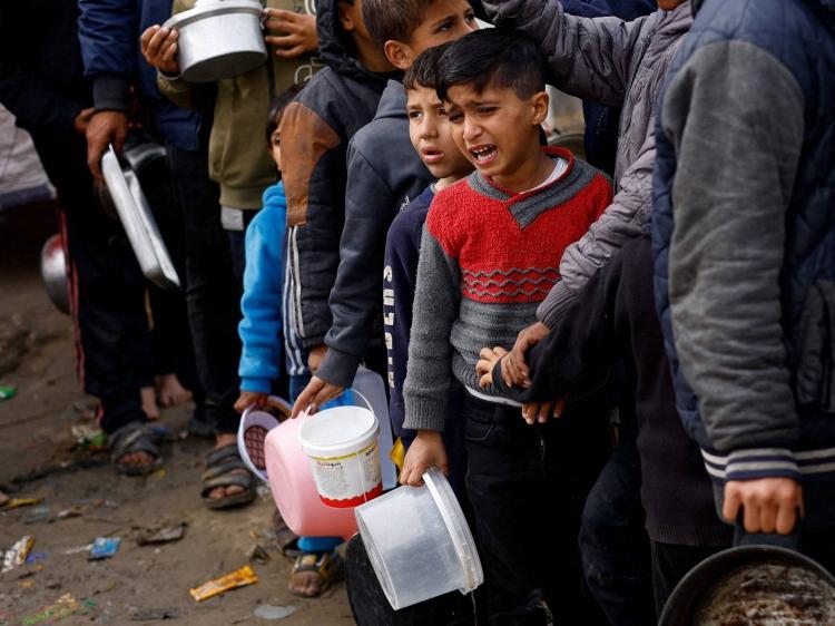 أطفال من قطاع غزة يصطفون للخصول على بعض الطعام