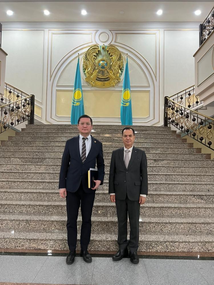 السفير منتصر أبو زيد مع المسؤول الكازاخستاني
