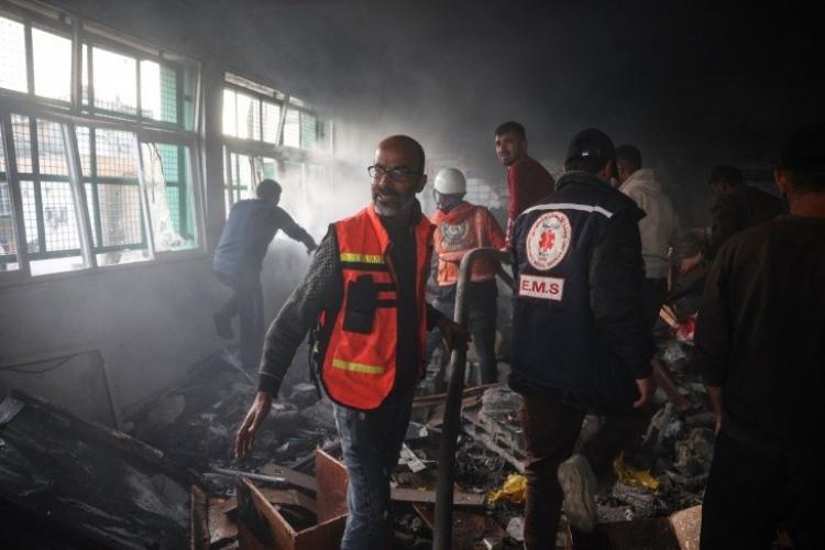 عناصر من الدفاع المدني يحاولون انقاذ مواطنين