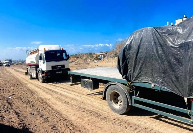 شاحنة مساعدات تنتظر الدخول الى قطاع غزة