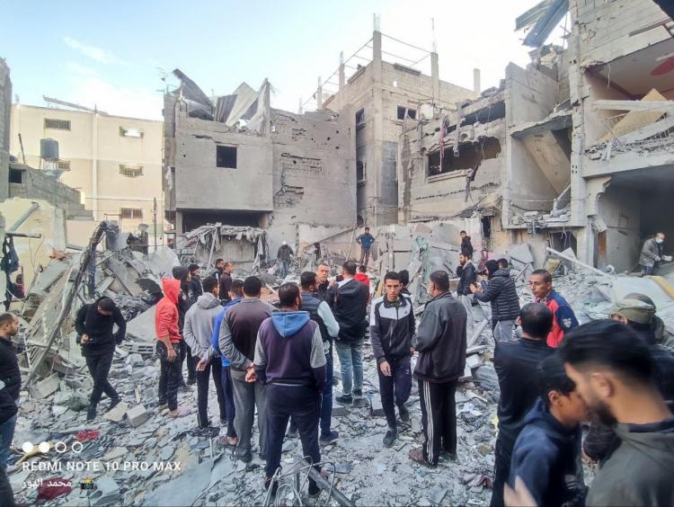 من الدمار الذي لحق بمربع سكني في مخيم النصيرات وسط قطاع غزة