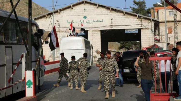 السورية تتسلم من لبنان ضابطًا فروا عقب سقوط الأسد