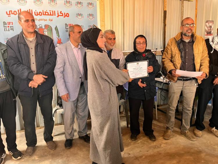 خلال تسليم الشهادات