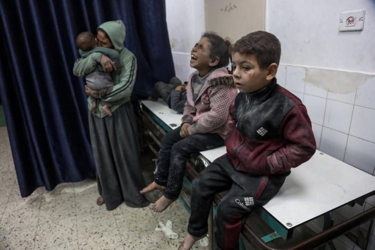 اطفال غزة عقب استهداف مسكنهم من قبل الطائرات الاسرائيلية