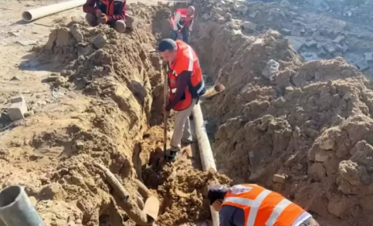 عمال بلدية في قطاع غزة