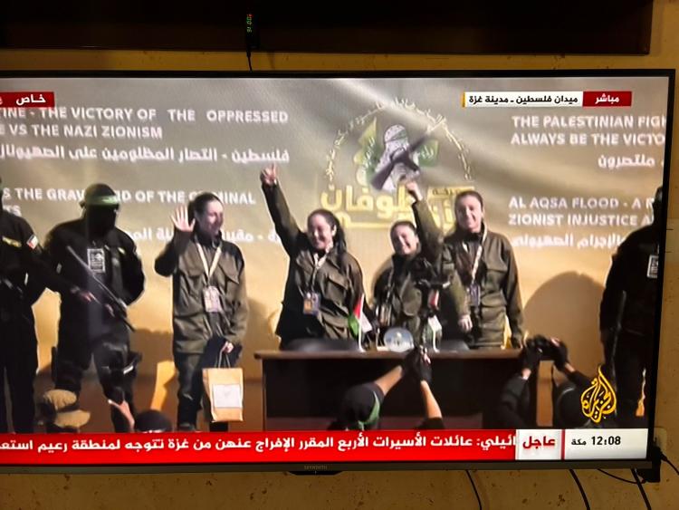 الاسيرات الأربعة خلال تسليمهن للصليب الأحمر