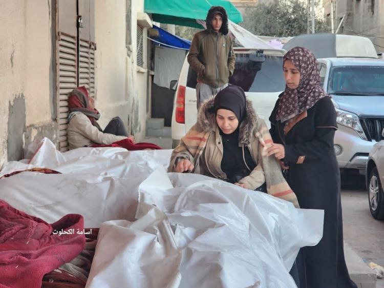 مواطنة تبكي عقب استشهاد أحد اقاربها في مستشفى شهداء الاقصى بدير البلح وسط قطاع غزة