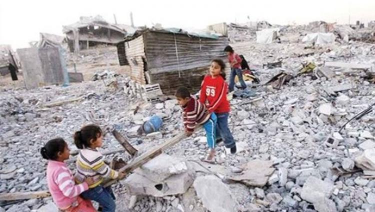 أطفال فلسطينيون يلعبون على ركام الحرب الإسرائيلية في قطاع غزة