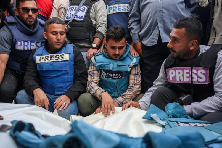 صحافيون يودّعون زملاءهم في قطاع غزة