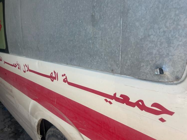 استهداف سيارة إسعاف تابعة للهلال الأحمر الفلسطيني