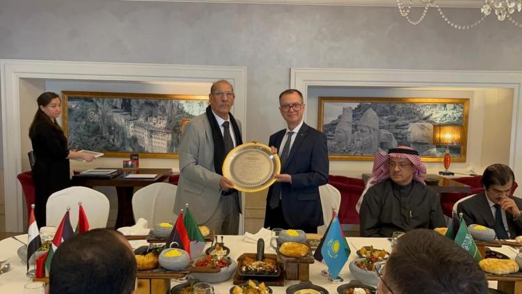 السفير منتصر أبو زيد خلال تكريم نظيره الجزائري