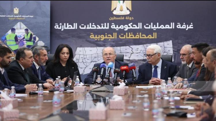 رئيس الوزراء محمد مصطفى يعلن خلال مؤتمر صحفي
