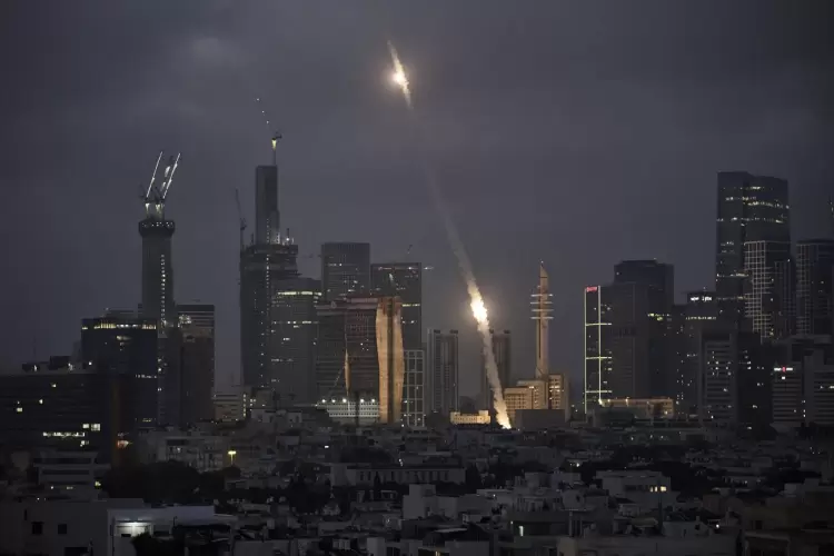 منظومة الدفاع الجوي الإسرائيلية «القبة الحديدية» تعترض الصواريخ الإيرانية فوق تل أبيب (أ.ب)