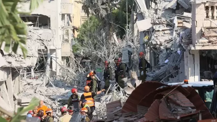 من الدمار جراء سقوط صواريخ إيران في إسرائيل - 14 يونيو 2025 - فرانس برس