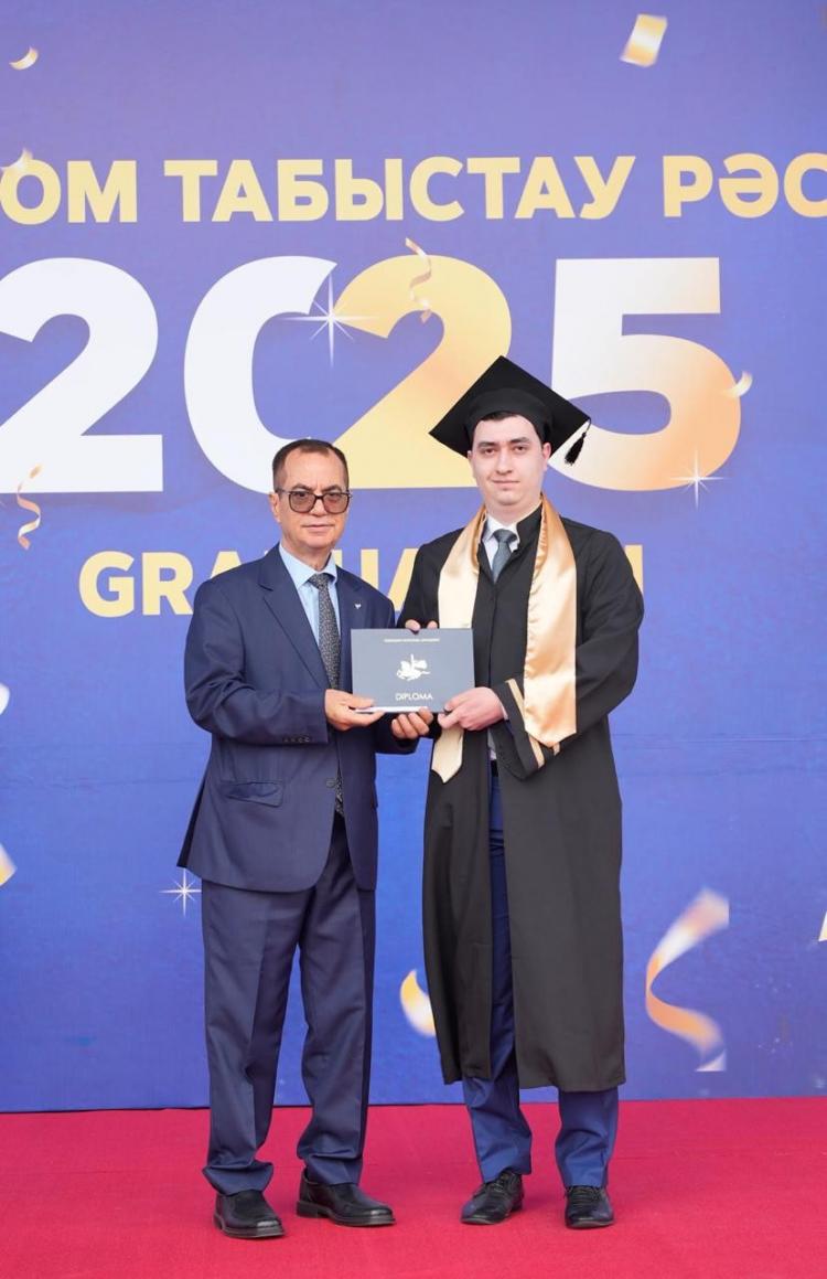 السفير منتصر أبو زيد خلال حفل التخرج