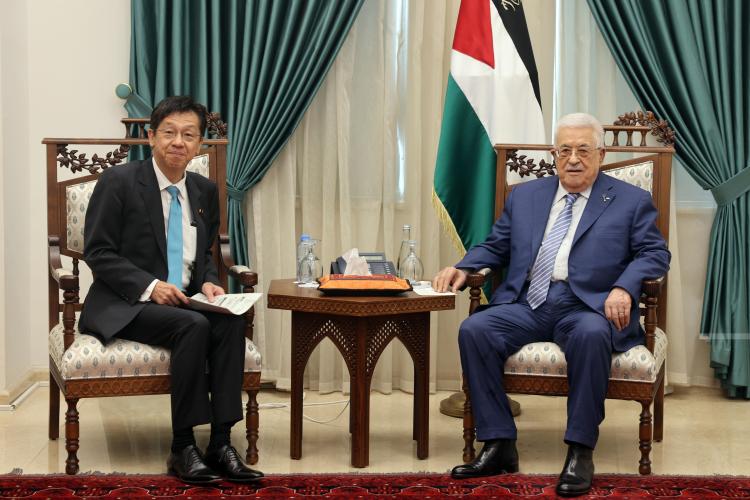 الرئيس عباس ونائب وزير الخارجية الياباني البرلماني