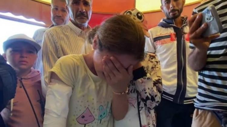 الطفلة صفاء الأغا أثناء توديع جثامين أمها وأبيها وشقيقها الأصغر