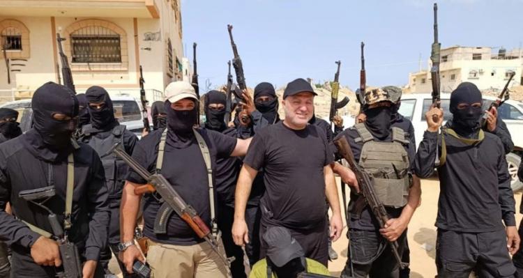 الأسطل مع أفراد من جماعته