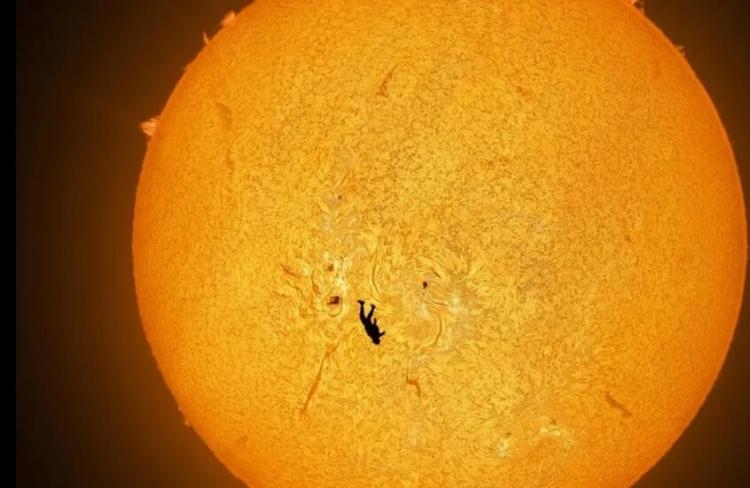 ظل بشري أمام الشمس