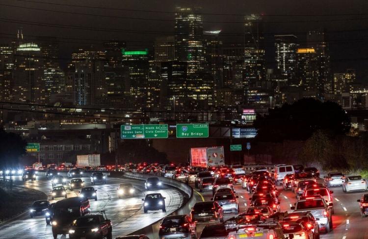 طريق مكتظ بالسيارات