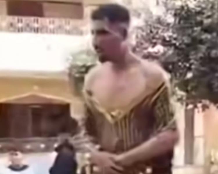 شاب يجبر على لبس بدلة رقص