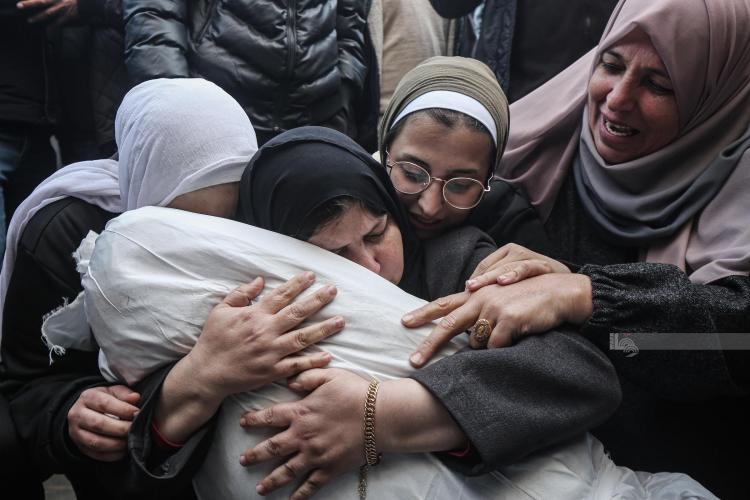 سيدة من غزة تودع طفلها