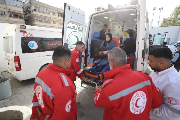 إجلاء مرضى من مستشفى التأهيل التابع لجمعية الهلال الأحمر الفلسطيني في خانيونس