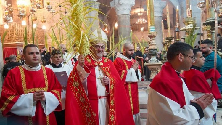 إقامة قداس أحد الشعانين في كنيسة القيامة بمدينة القدس - أرشيفية