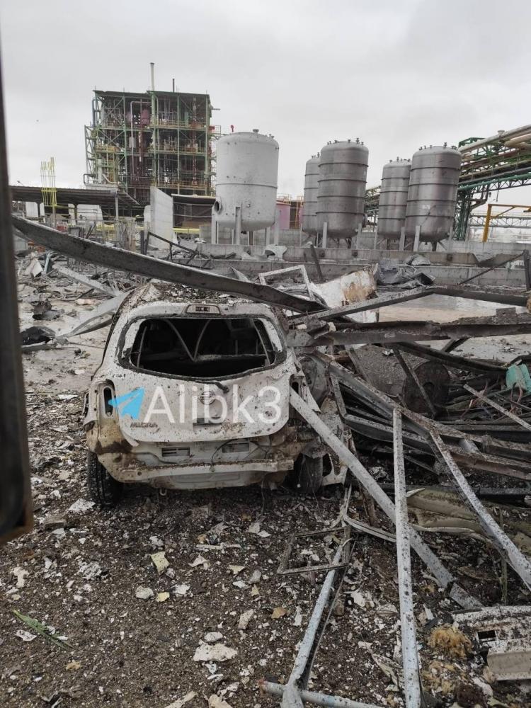 من الاضرار التي لحقت بالمصنع