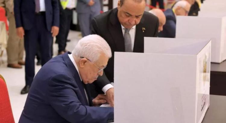 الرئيس يدلي بصوته في الانتخابات.JPG