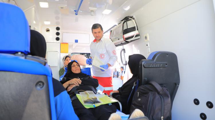 الاجلاء الطبي من مستشفى التأهيل الطبي التابع لجمعية الهلال الأحمر الفلسطيتي