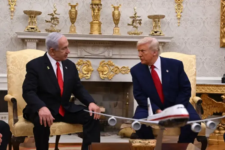 اللقاء الثاني للرئيس الأميركي دونالد ترامب (يمين) ورئيس الوزراء الإسرائيلي بنيامين نتنياهو