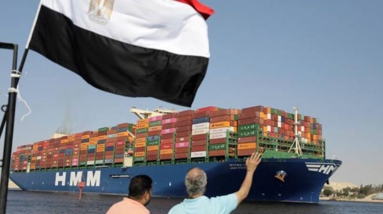 عبور السفن من المجرى الملاحي لقناة السويس