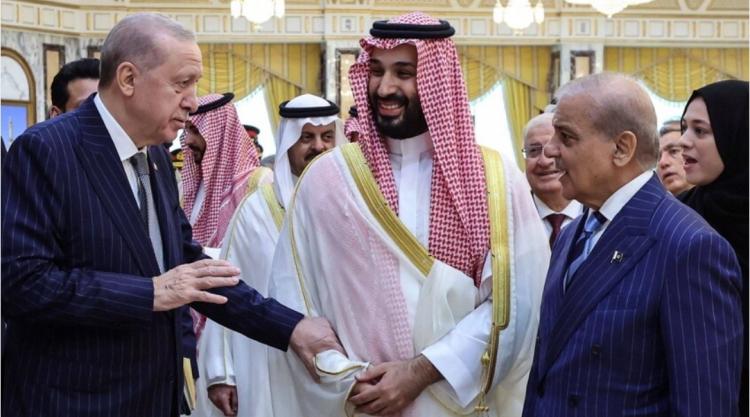 ولي العهد السعودي الأمير محمد بن سلمان، ورئيس الوزراء الباكستاني شهباز شريف، والرئيس التركي رجب طيب أردوغان