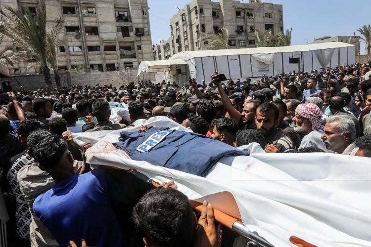 تشييع جثامين الصحفيين الخمسة الذين ارتقوا جراء قصف الاحتلال على مستشفى ناصر بخان يونس
