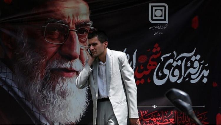 لوحات جدارية تشدد على حظر عمل وسائل إعلام محددة معادية للدولة الإيرانية