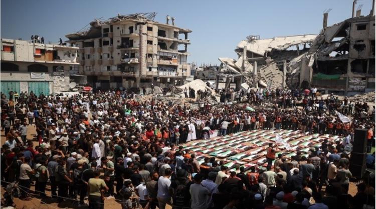 فلسطينيون يشاركون في تشييع رفات 112 شخصا من عائلتي حسينة وأبو شريعة
