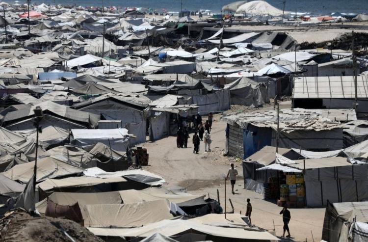 خيام تؤوي نازحين فلسطينيين على طول ميناء غزة
