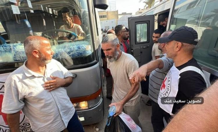 احد المعتقلين المفرج عنهم