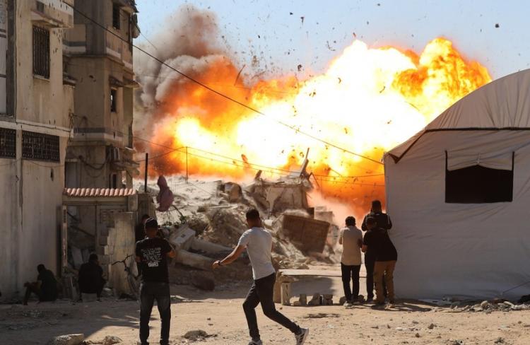 فلسطينيون يهربون من انفجار هائل عقب غارة جوية إسرائيلية استهدفت حي الصبرة في غزة