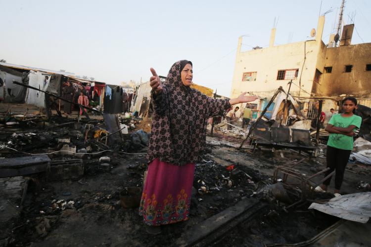 سيدة من غزة- صورة من المركز الفلسطيني لحقزق الانسان