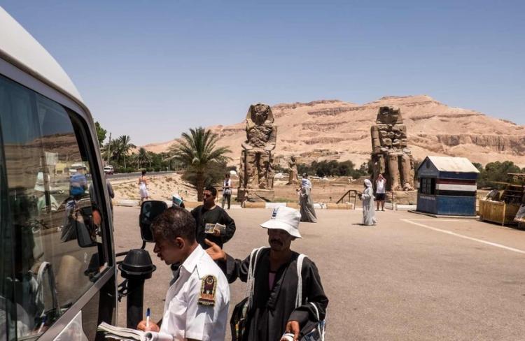 اسقبال أفراد شرطة السياحة للأفواج السياحية في مصر