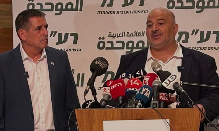 رئيس القائمة الموحدة، منصور عباس، إلى جانب سيغالوفيتش
