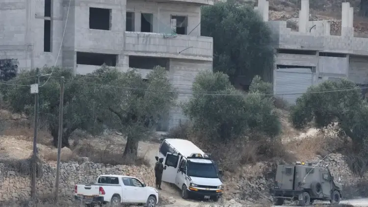 الجيش الإسرائيلي قرب منزل تعرض لهجوم من مستوطنين في قرية قصرة بالضفة الغربية المحتلة